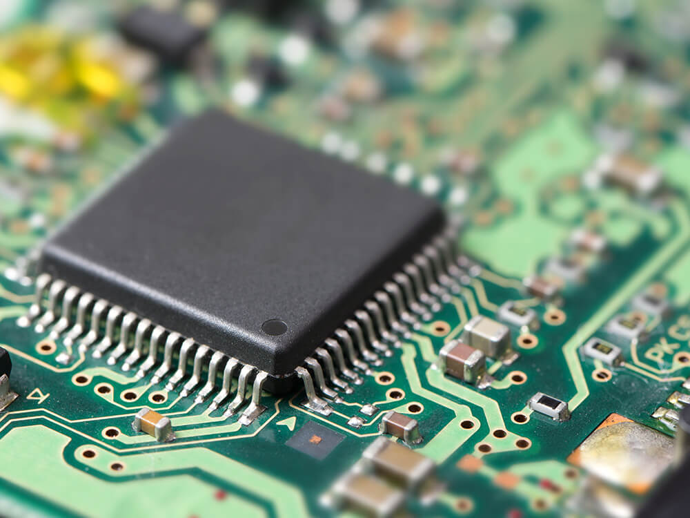 基板上の半導体チップのクローズアップ